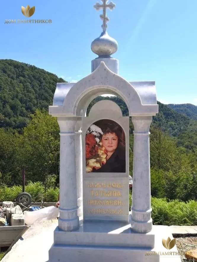 Элитный памятник №22 "Часовня из белого мрамора Классика"